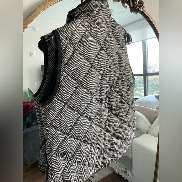 XS. J Crew. Herringbone zip up vest. Black and white - Picture 3 of 5